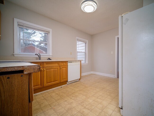 Building Photo - "Charming 3-Bedroom Home with Gleaming Hardwood Floors & 2 Full Baths in Prime Charlotte Location!"