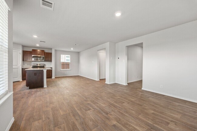 Building Photo - Spacious 4 Bed / 2.5 Bath Home – 2,243 Sq Ft + Resort-Style Amenities