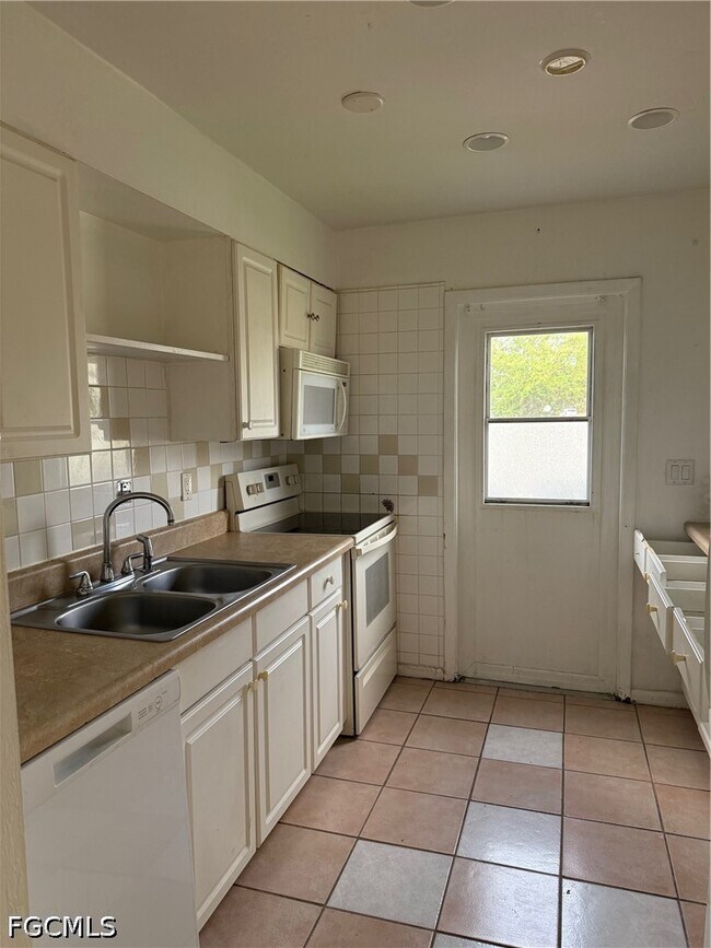 Building Photo - 1131 S Loop Blvd