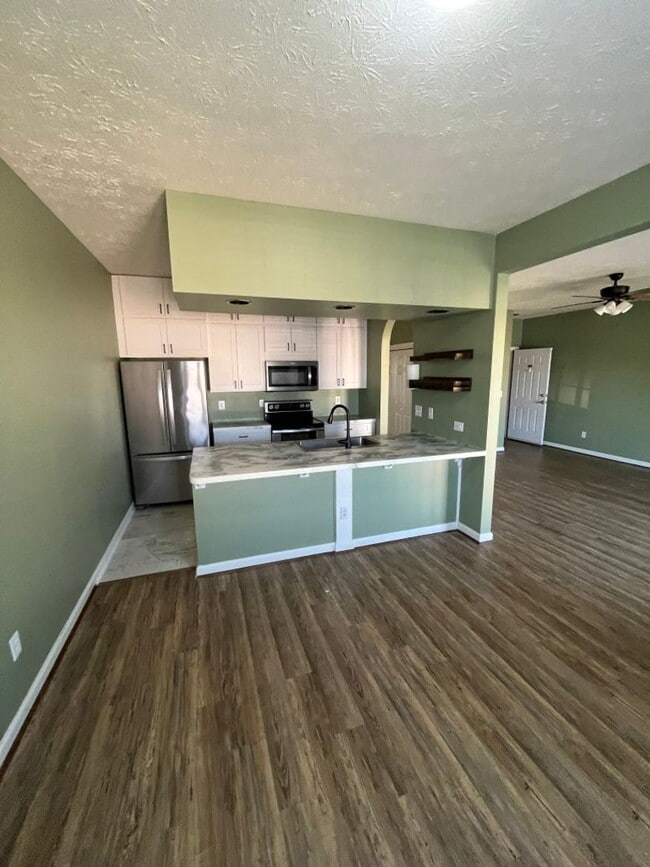 Building Photo - Cute 2BR Condo in Madison.  Community Pool! 2nd Month Free!