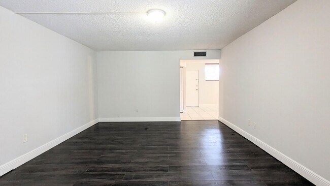 Building Photo - 3253 Foxcroft Rd