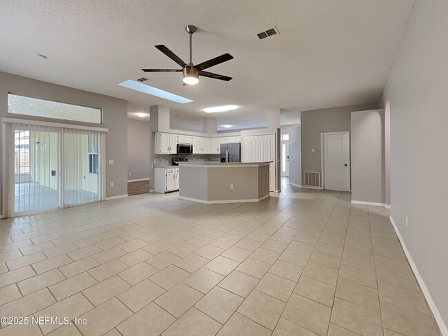 Building Photo - 250 Parkview Dr