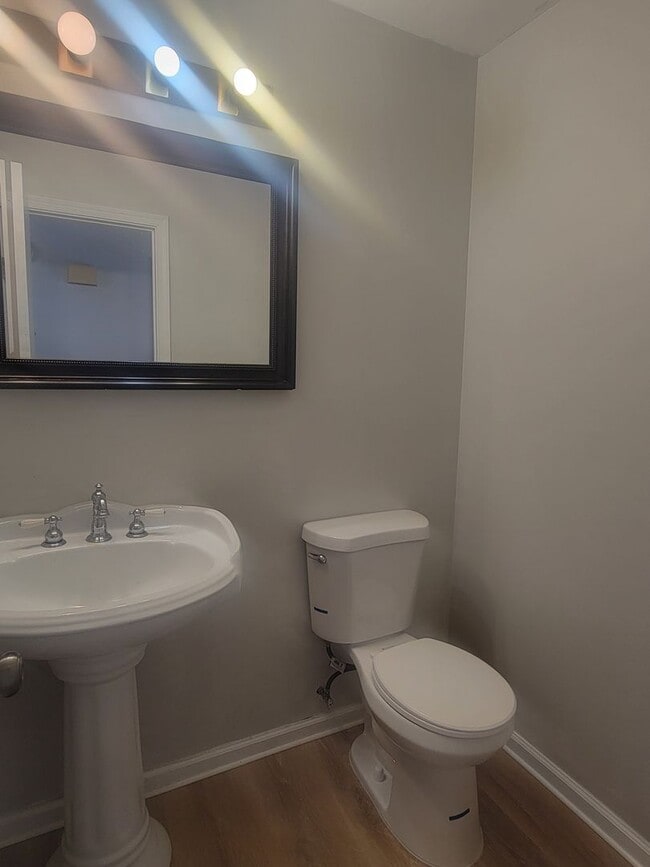 Building Photo - Newly remodelled 3 bedroom 2.5 bath townhouse