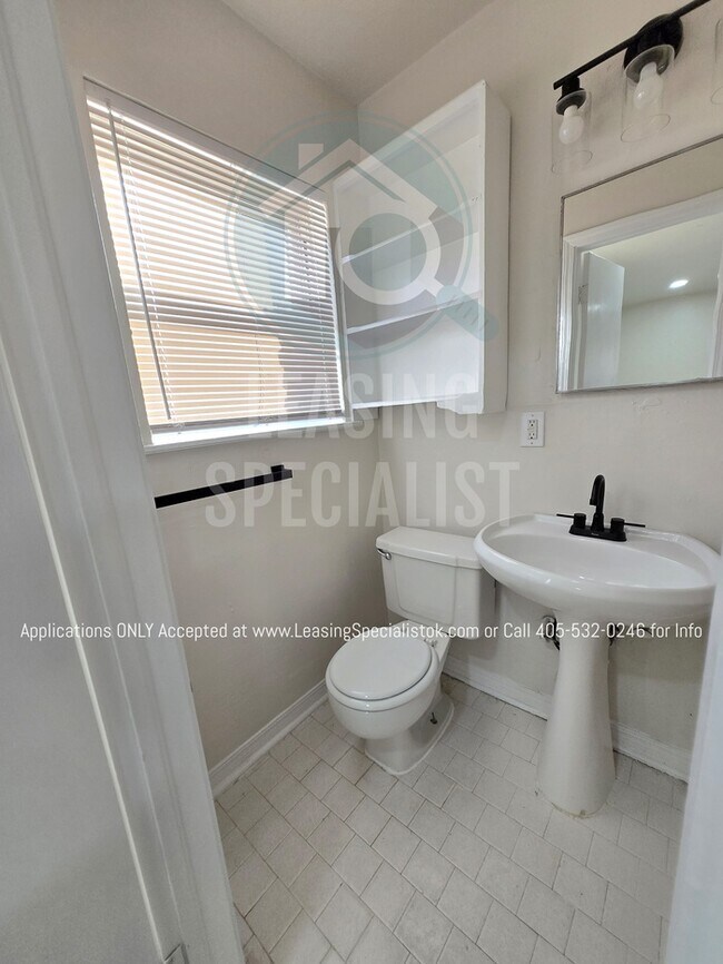 Building Photo - Spacious Village 3 Bed 2 Bath Home!