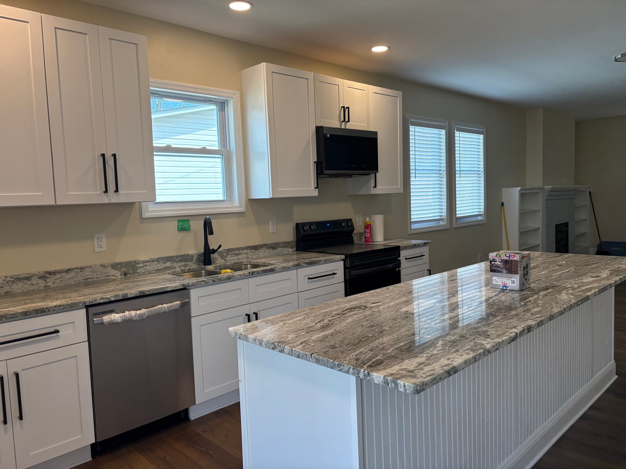 Building Photo - 214 Lamont St