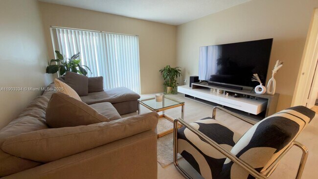 Building Photo - 400 Kings Point Dr