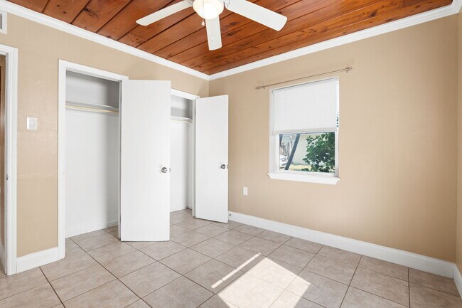 Building Photo - 327 Lee Ave