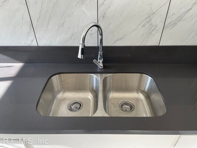 Building Photo - 3 br, 1 bath House - 1820 E Kay Street