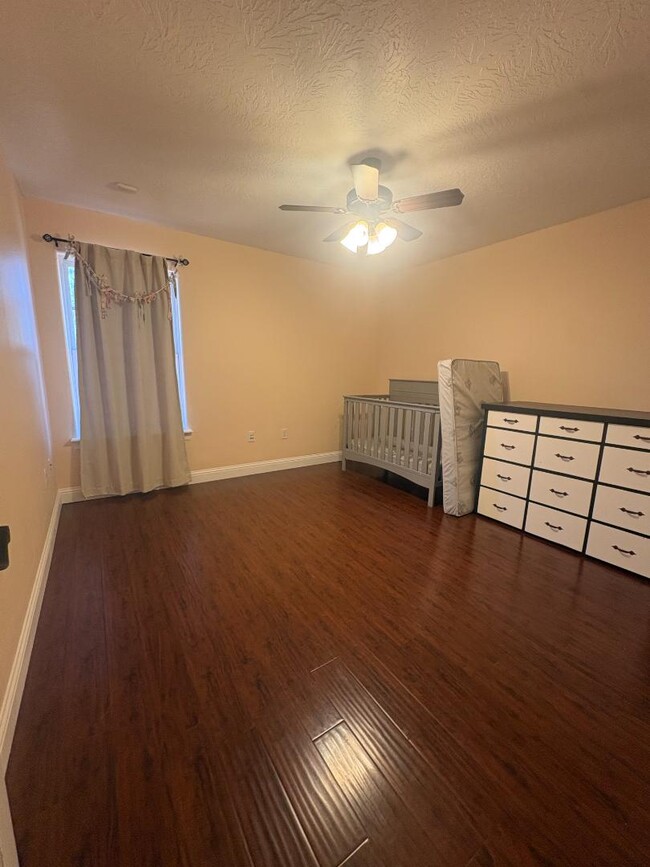 Building Photo - 725 Almond Tree Ln