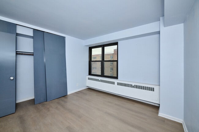 Building Photo - 6118 N Sheridan Rd