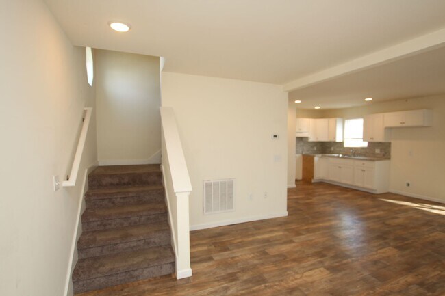 Building Photo - Modern Home for Immediate Occupancy – Avai...