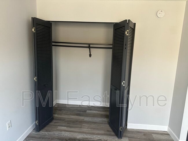 Building Photo - 292 Pequot Ave