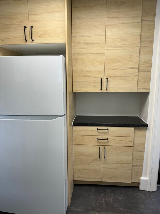 Building Photo - 845 E University Ave