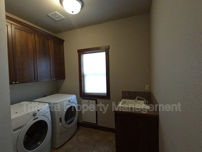 Building Photo - 1032 Hessen Dr
