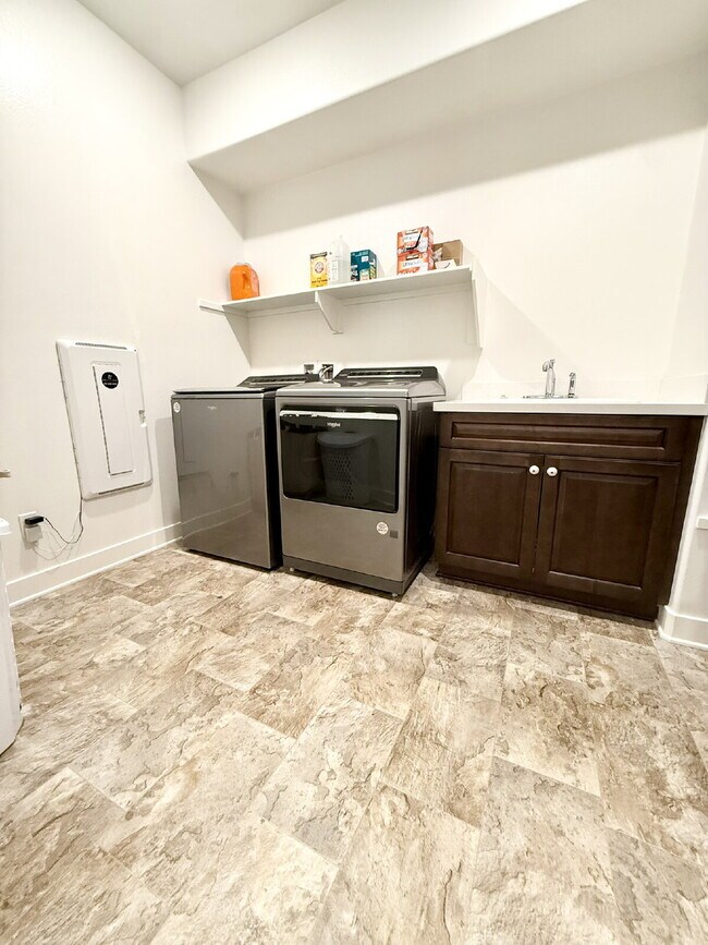 Building Photo - STUNNING 4BD/3BA HOME FOR RENT - SOLAR + EV CHARGING - MENIFEE CA 92584