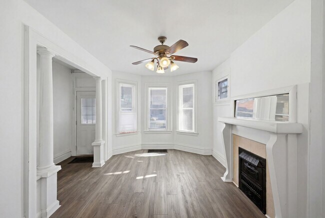 Building Photo - 2209-2211 Summit St