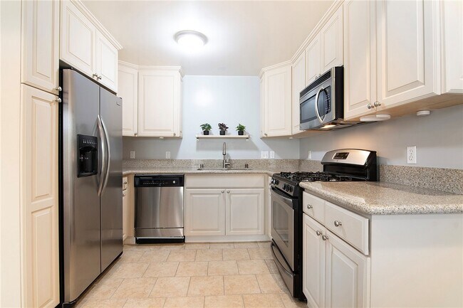 Building Photo - 5335 Cartwright Ave