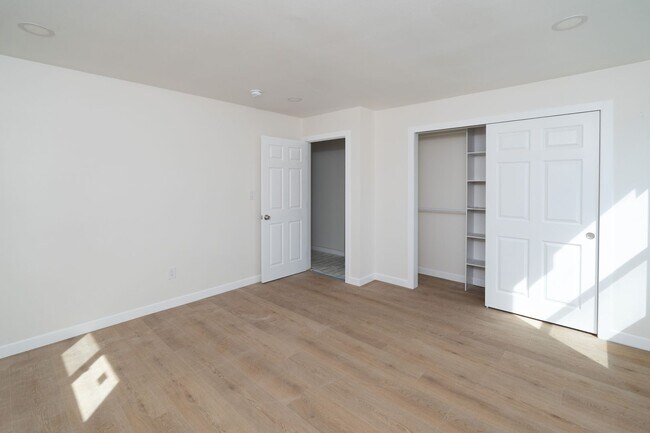 Building Photo - 2400 Del Mar Ave