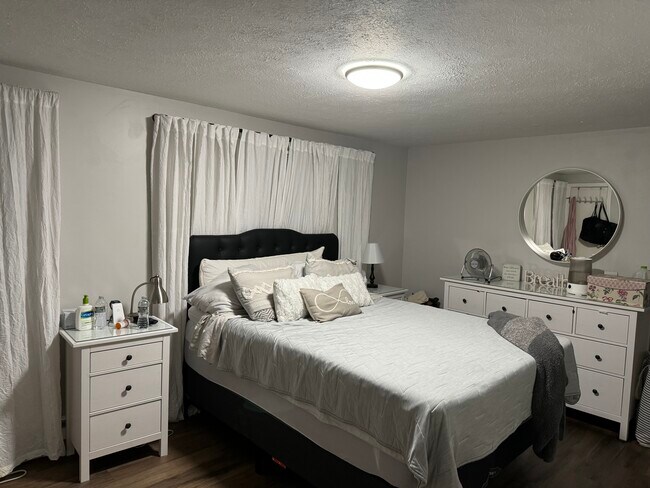 Bedroom with 2 closets - 35 Genessee St