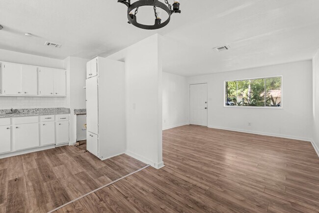 Building Photo - Beautiful 3 Bedroom 2 Bathroom