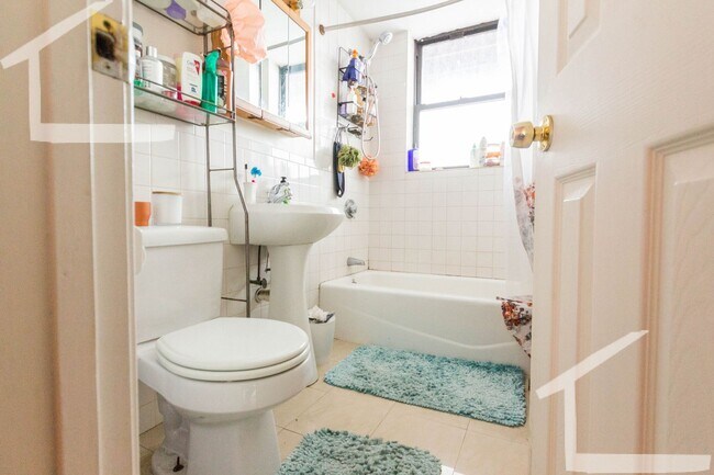 Building Photo - Don't miss this deal! 4-bed, 2-bath in Brighton