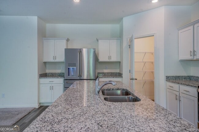 Building Photo - 7061 Rochford Dr