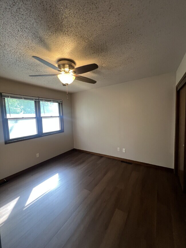 Building Photo - 2 Bedroom Duplex on South Side of Des Moin...