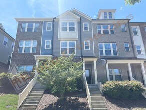 Building Photo - Lovely 3 Story 3 Bedroom 3.5 Bath 1 Car-Ga...