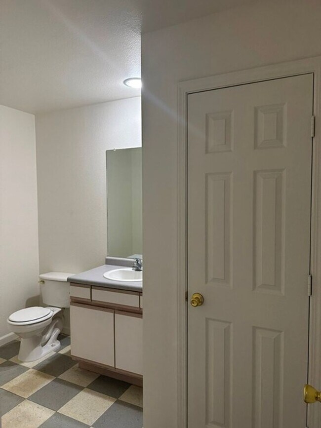 Building Photo - 2 Bedroom Townhouse