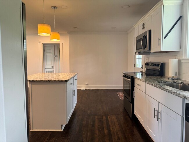 Building Photo - Cute 3BR Home in the Heart of Nashville