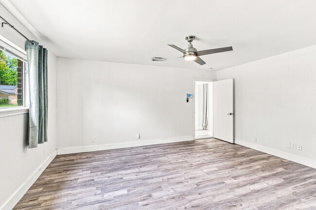 Building Photo - 1135 Trowbridge Dr