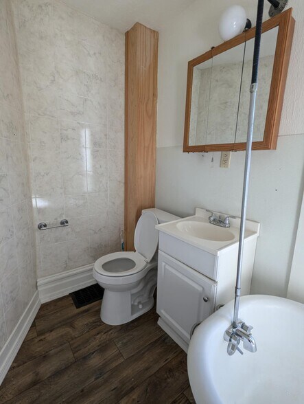 Building Photo - 709 E 2nd St