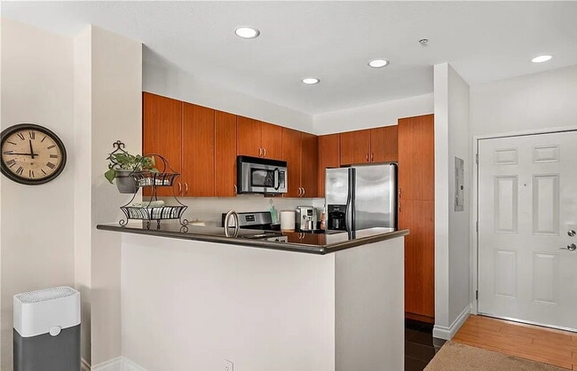 Building Photo - Bright & Spacious Unit with Natural Light
