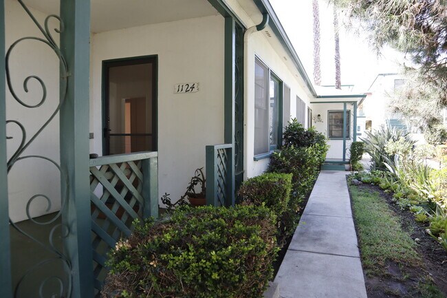 View of building - 1124 Chelsea Ave