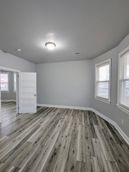 Building Photo - 105 Richelieu Ter