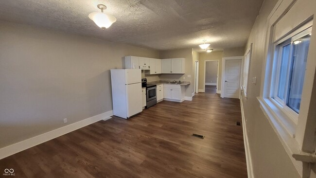 Building Photo - 3609 E Vermont St