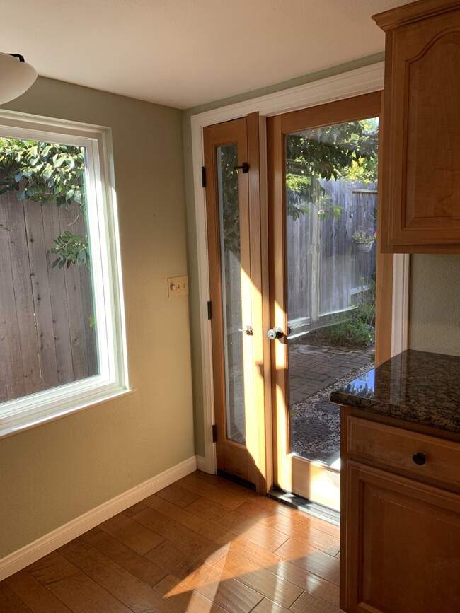 kitchen door to outside - 5474 Berkeley Rd