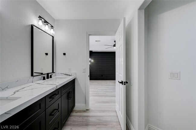 Building Photo - 3800 Beacon Point St