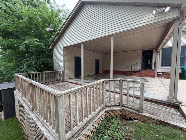 Building Photo - St. Charles Neighborhood!