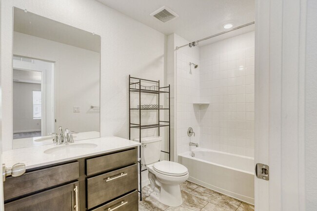 Building Photo - 3 Bedroom 3 Bath Home in Thornton Available Now!!