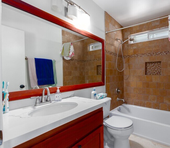 Building Photo - 3BR + Bonus Room | Solar-Powered | Updated...