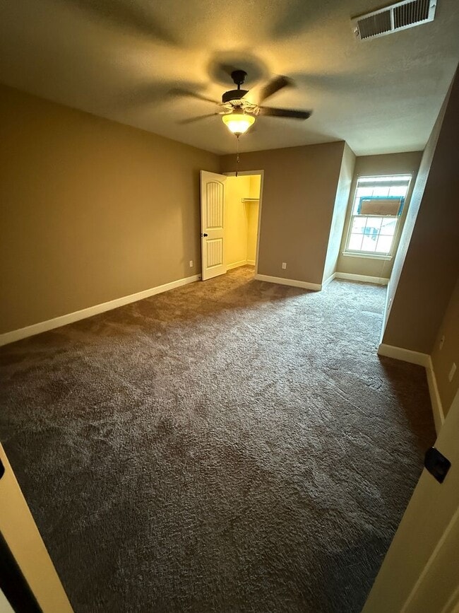 Building Photo - Your Perfect Home Awaits!