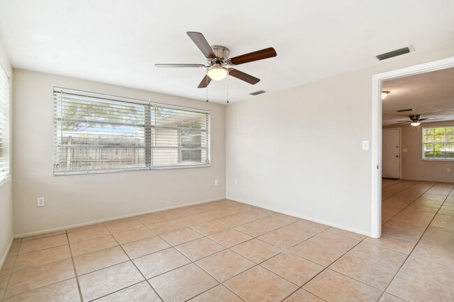 Building Photo - 4818 Dogwood St