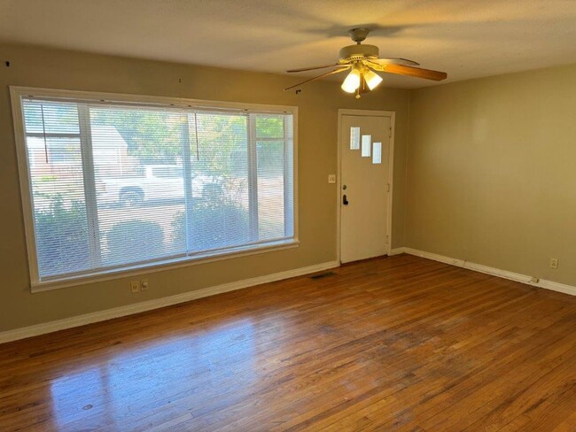 Building Photo - 3 bed 1bath in Norman! Easy to show and re...