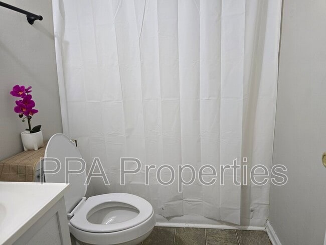 Building Photo - 2231 Summit St