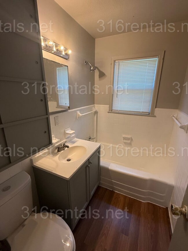 Building Photo - $999 - 2 bedroom / 1 bathroom - Single Fam...