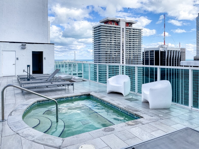 Rooftop Pool and hot tub - 133 NE 2nd Ave