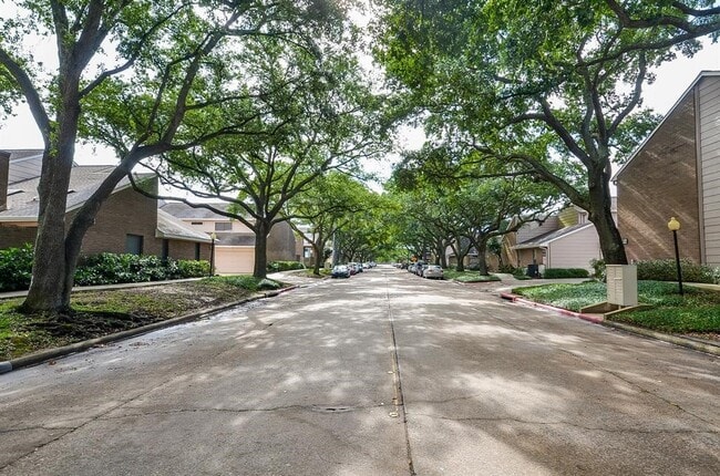 Building Photo - 13859 Hollowgreen Dr