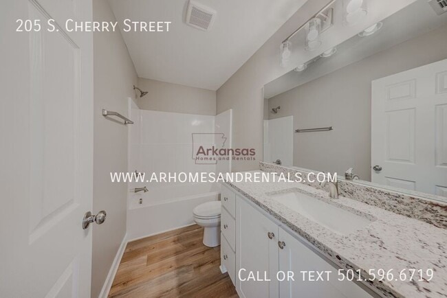 Building Photo - 205 S Cherry St