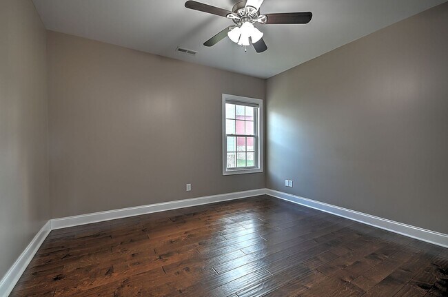 Building Photo - 4 Bedroom / 2.5 Bath Home  Kingsport, TN